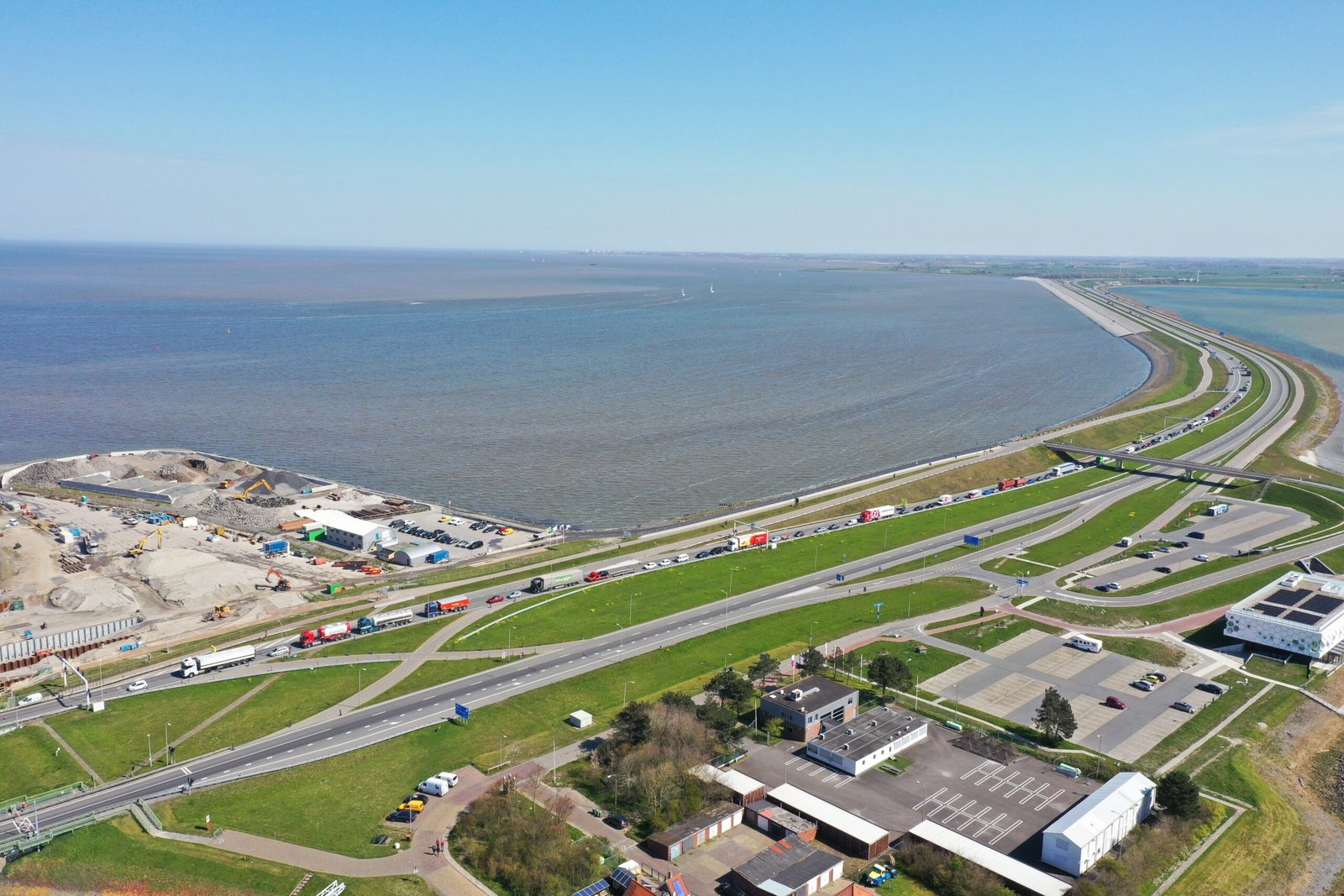 Dronefoto van de Afsluitdijk bij Kornwerderzand met de bouwlocatie van de nieuwe keersluis